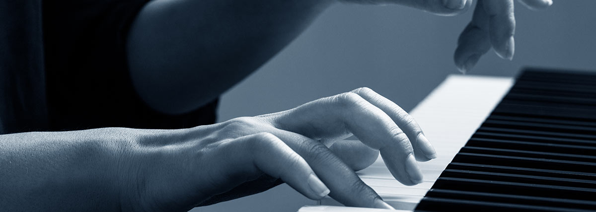 hands playing the piano