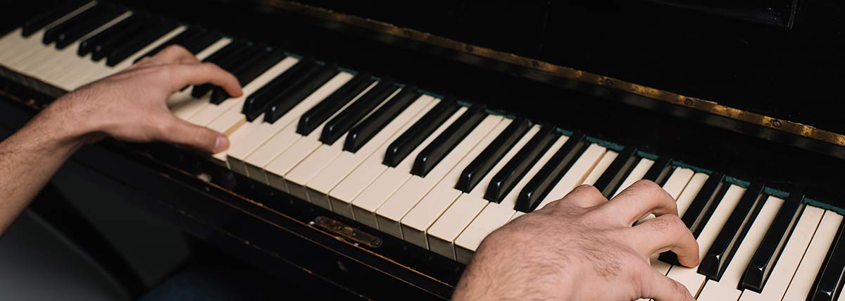 hands playing the piano