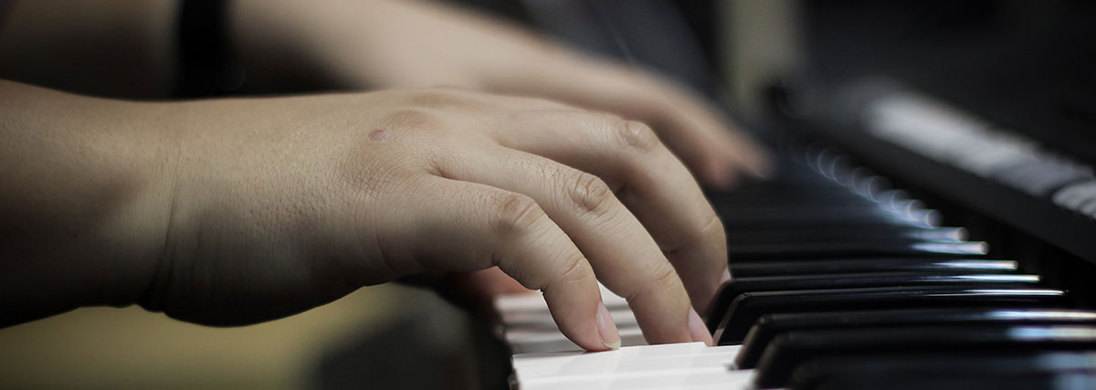 hands playing the piano