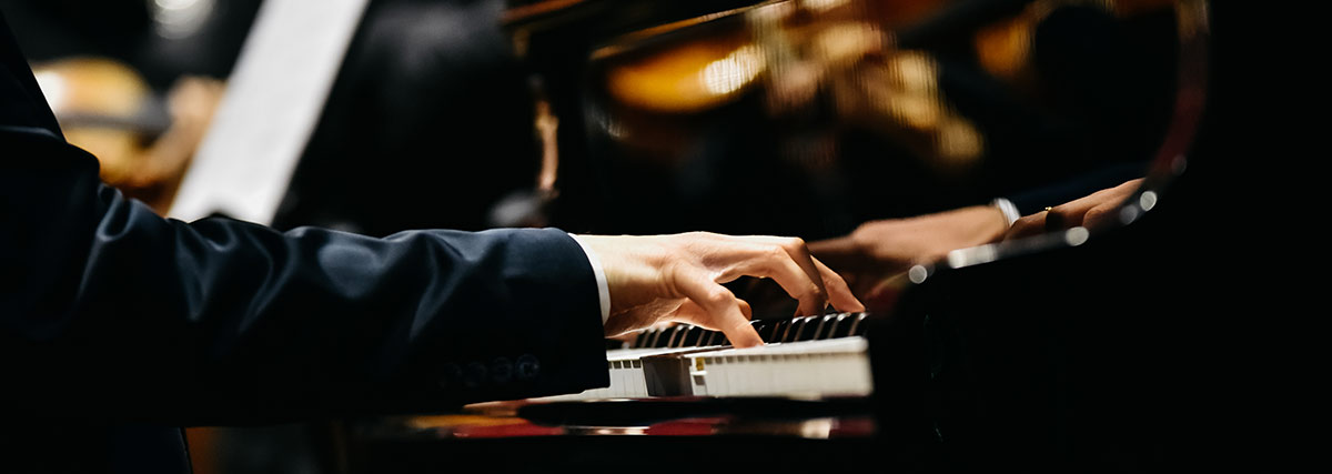 hands playing the piano