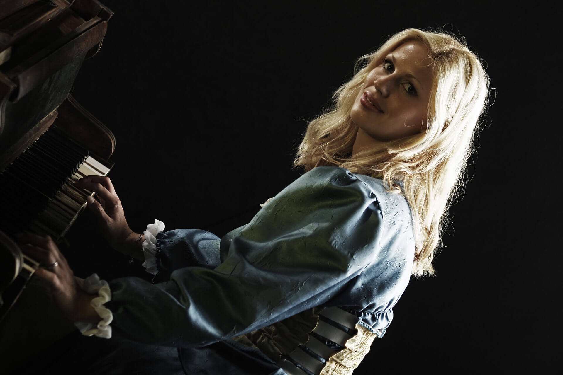 Lady at the grand piano