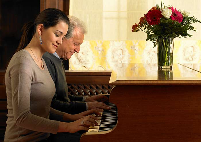 Learning how to play piano in a group