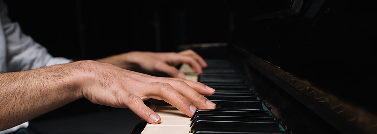 male-hands-pressing-the-piano-keys