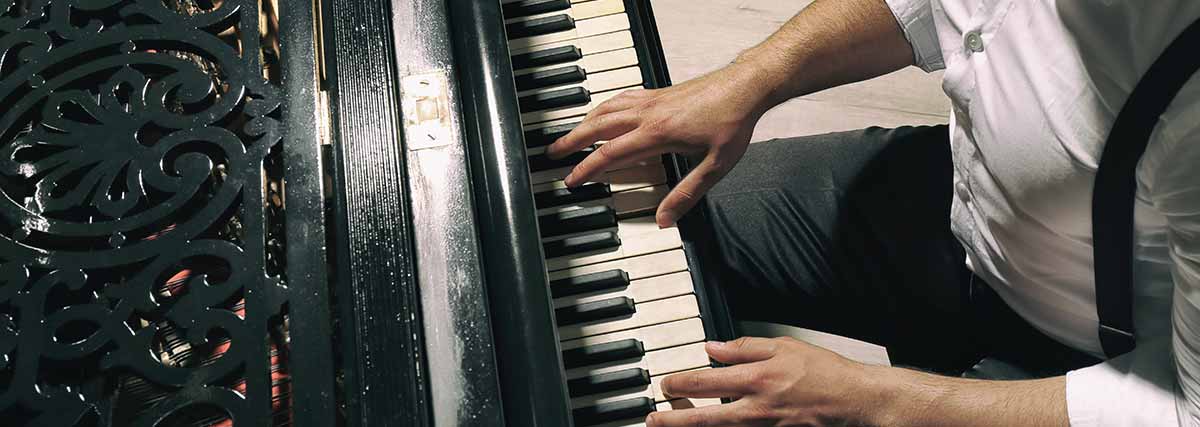 male pianist hands playing the piano