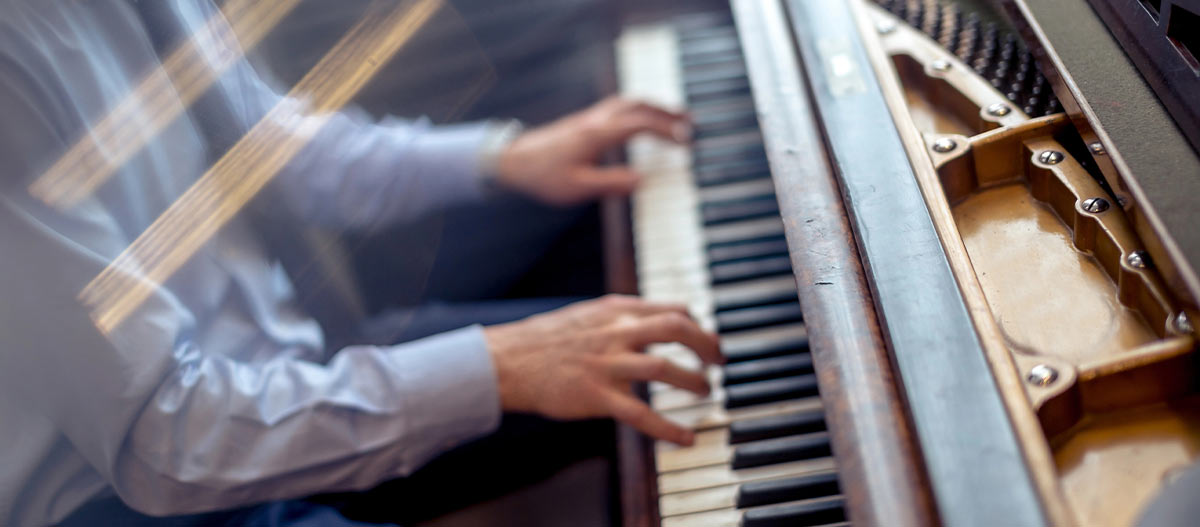 Man playing the piano with blurry effects