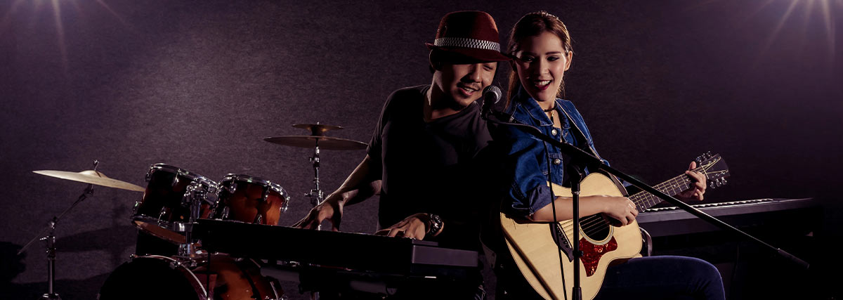 Pianist and guitarist performing together