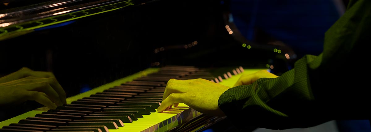 pianist hands performing