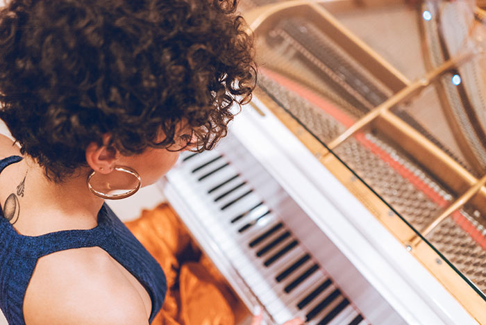 Pianist learning to play popular piano