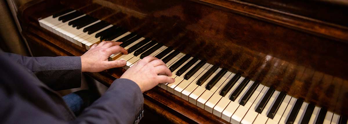 piano player on the grand piano