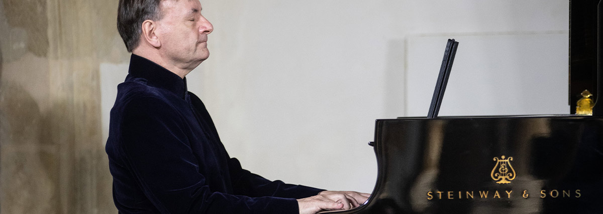 Stephen Hough playing the grand piano