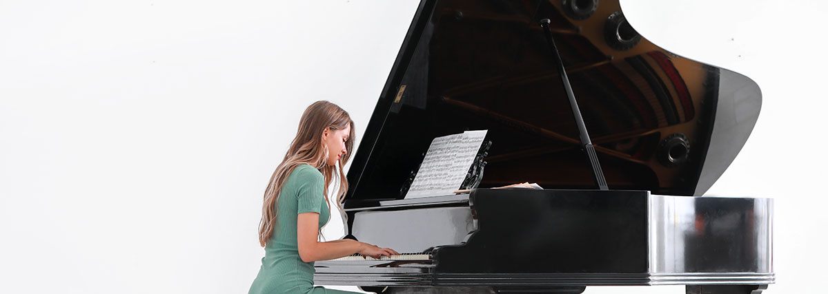 woman-in-turquoise-playing-the-piano